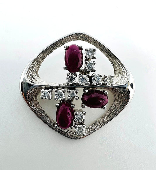 585er Weißgold-Brosche – 3 Rubine (2,26 ct) & 12 Brillanten (2,97 ct) 