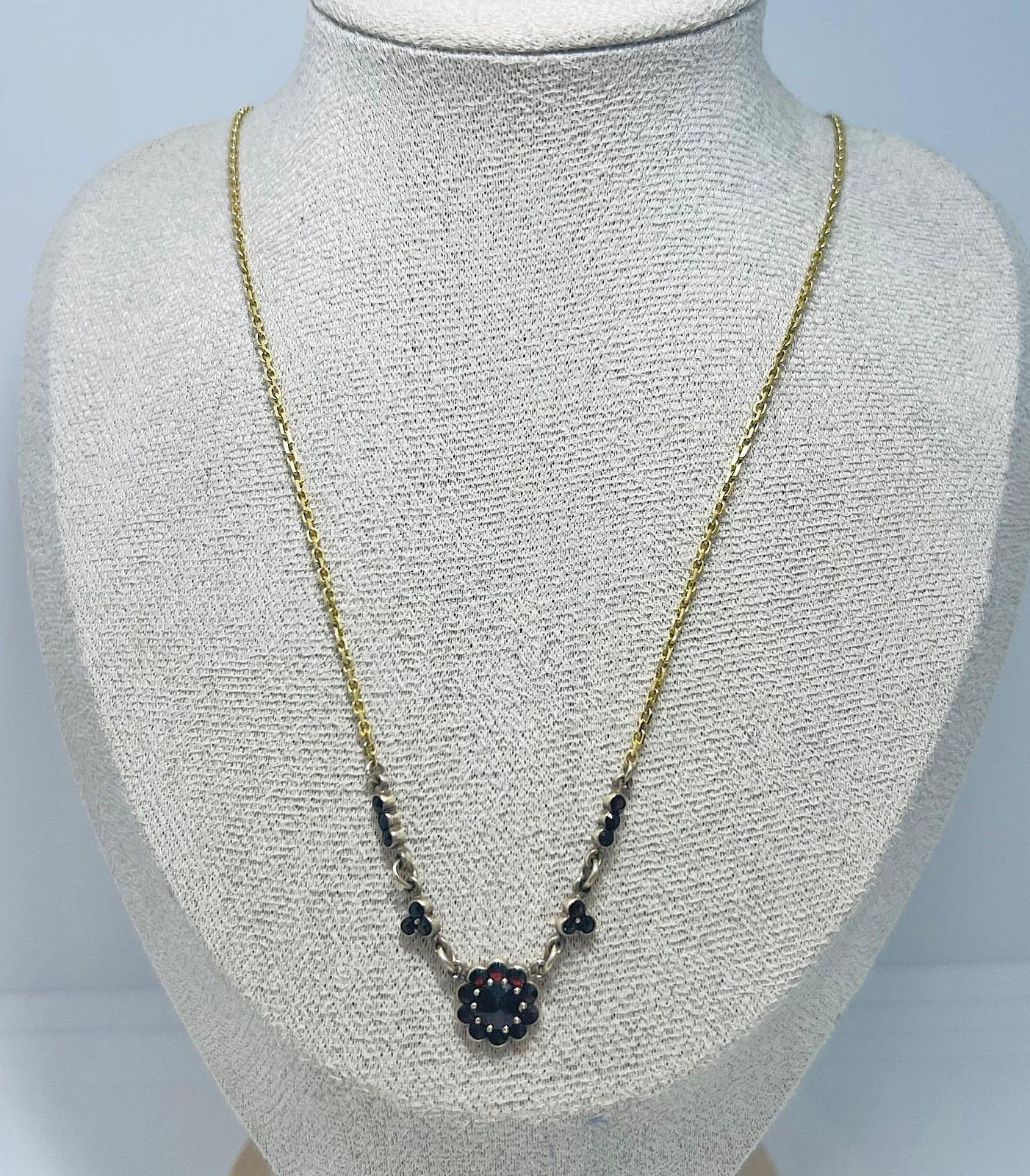  Vintage-Kette mit tiefroten Granatsteinen 
