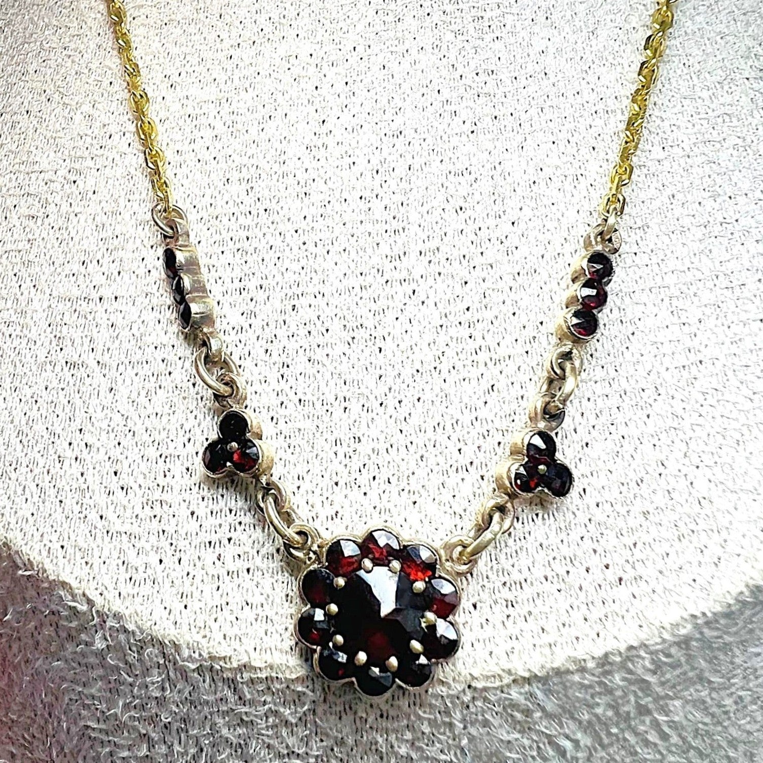  Vintage-Kette mit tiefroten Granatsteinen 