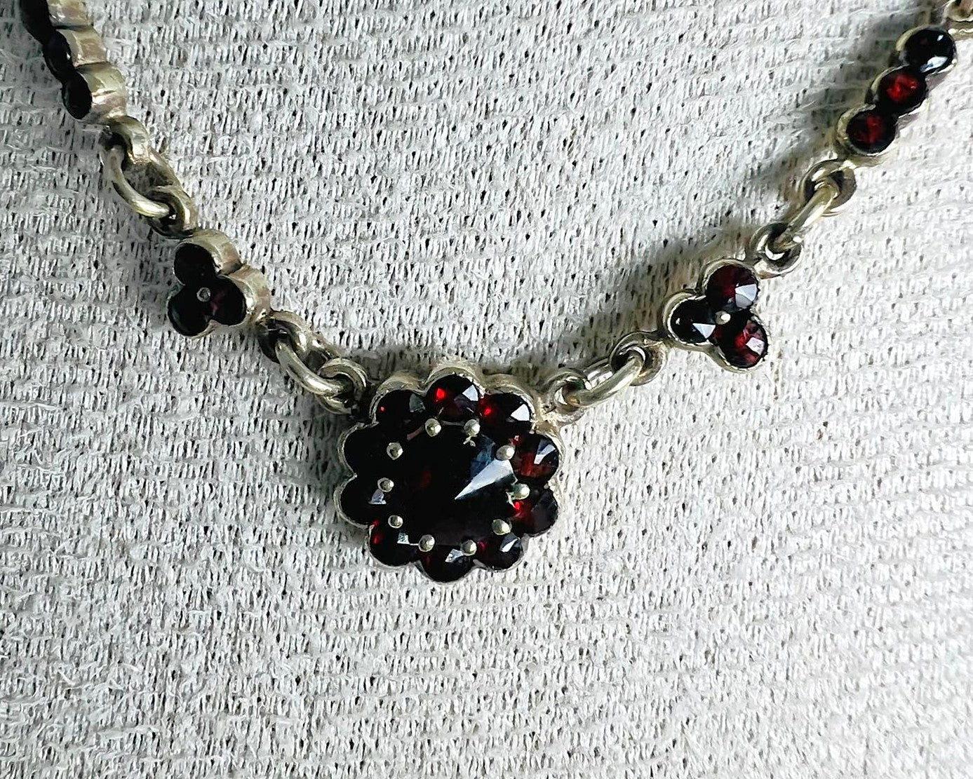  Vintage-Kette mit tiefroten Granatsteinen 