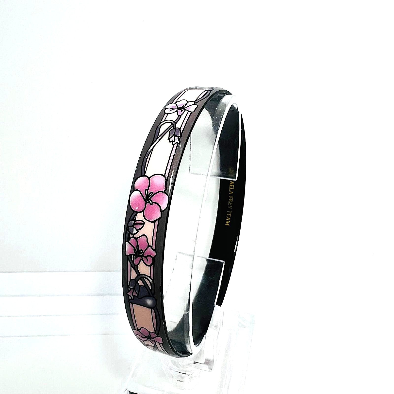 Bracelet jonc MICHAELA FREY, pièce signée, émail, floral Bracelet jonc MICHAELA FREY, pièce signée, émail, floral