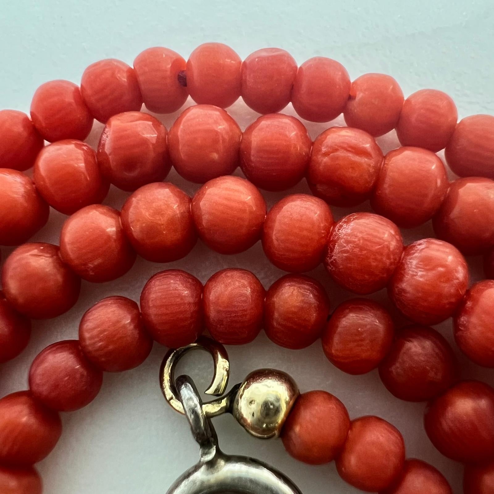 Minimalistische rote Korallenkette 