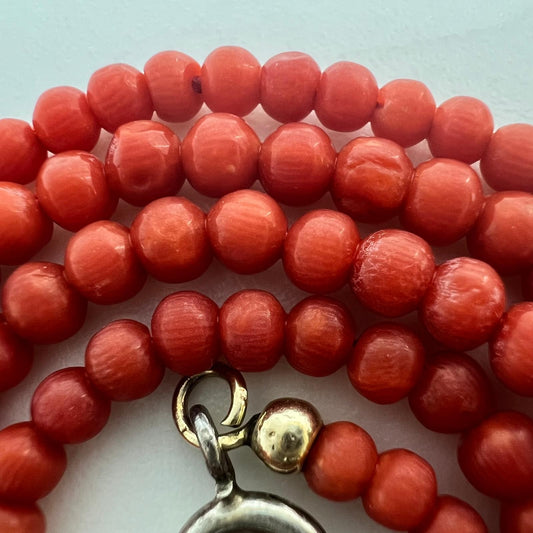 Minimalistische rote Korallenkette 
