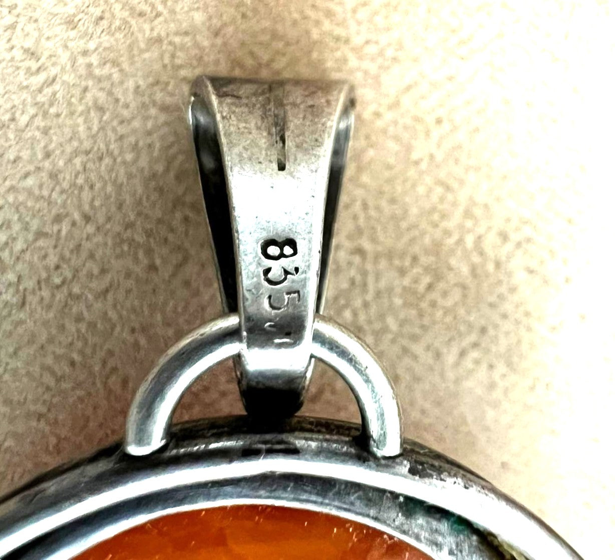 Silberanhänger mit natürlichem Bernstein 