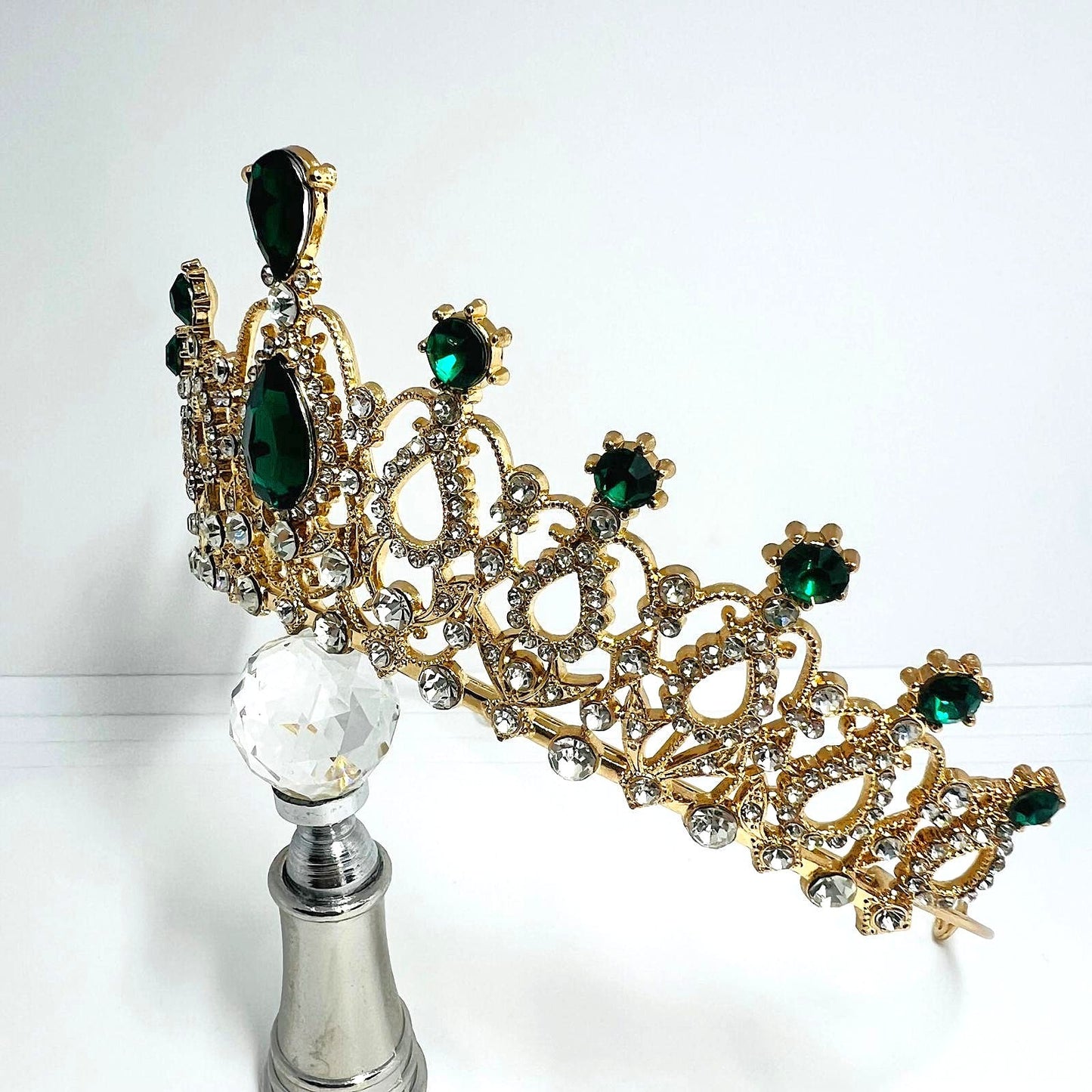 Tiara mit grünen Kristallen 