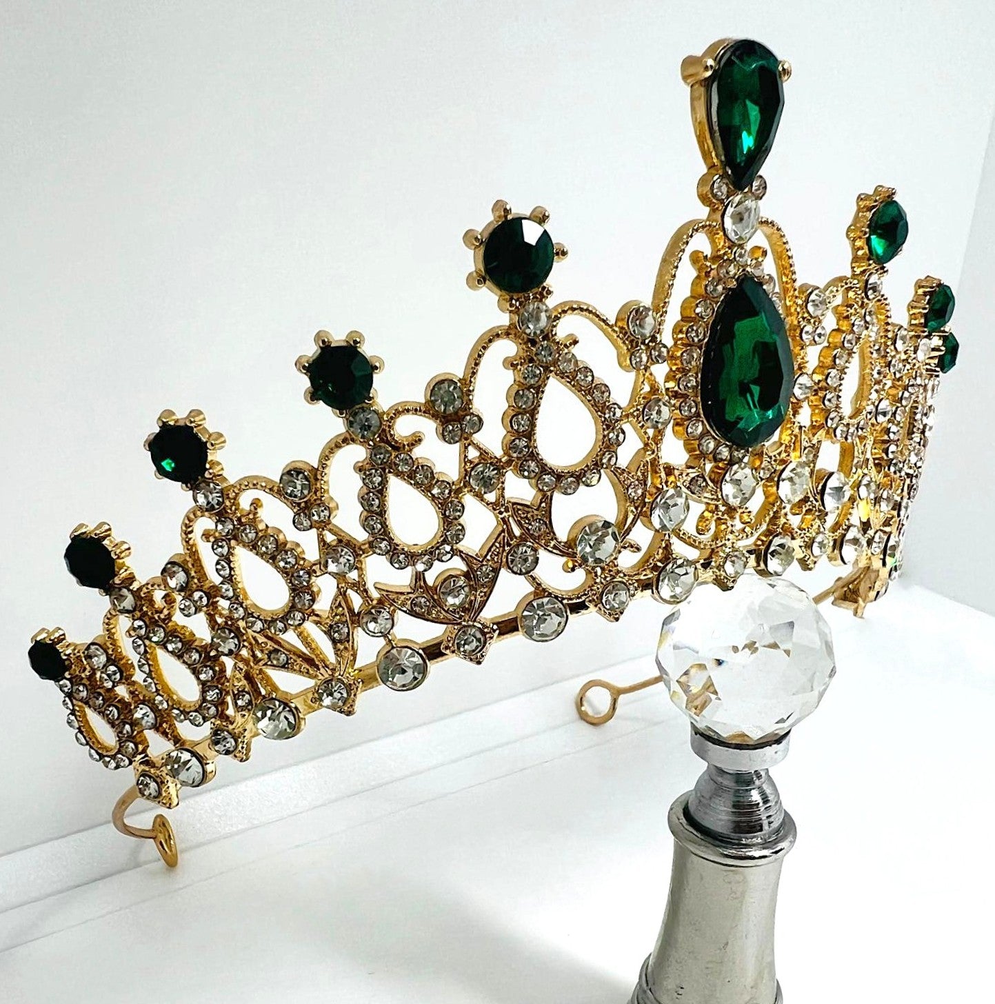 Tiara mit grünen Kristallen 