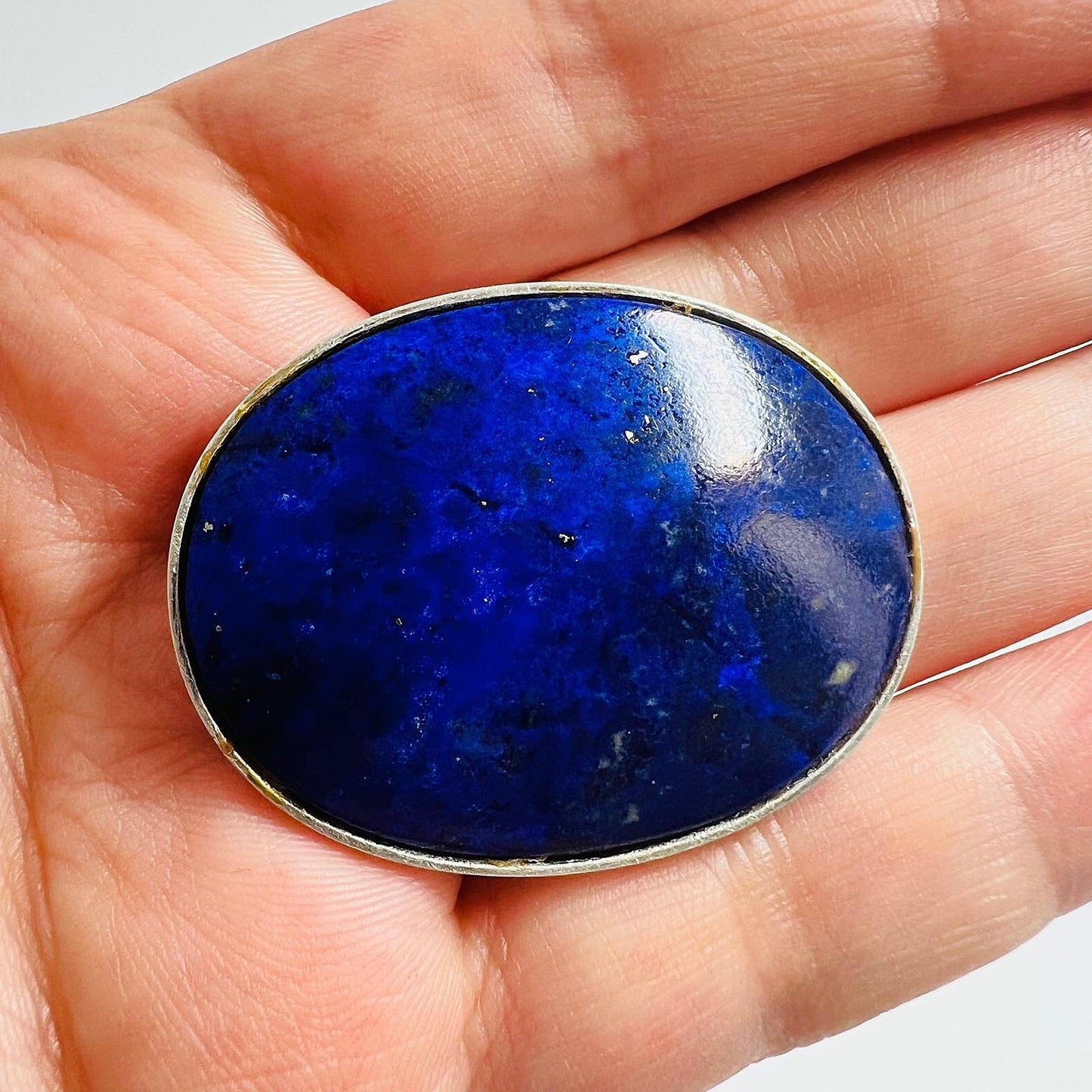 Brosche mit großem Lapislazuli