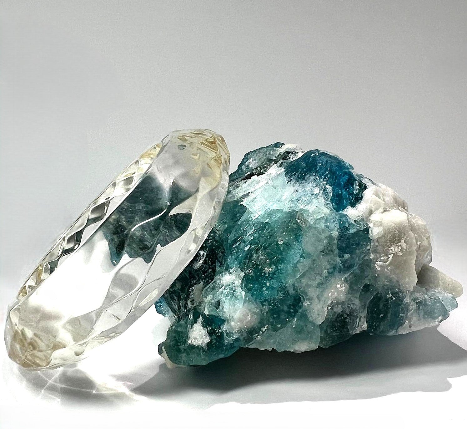 facettierter Lucite-Armreif 