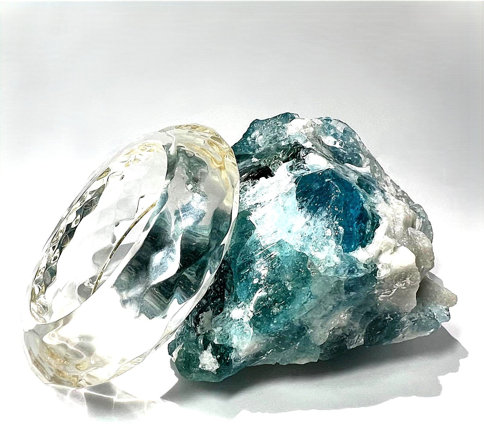 facettierter Lucite-Armreif 
