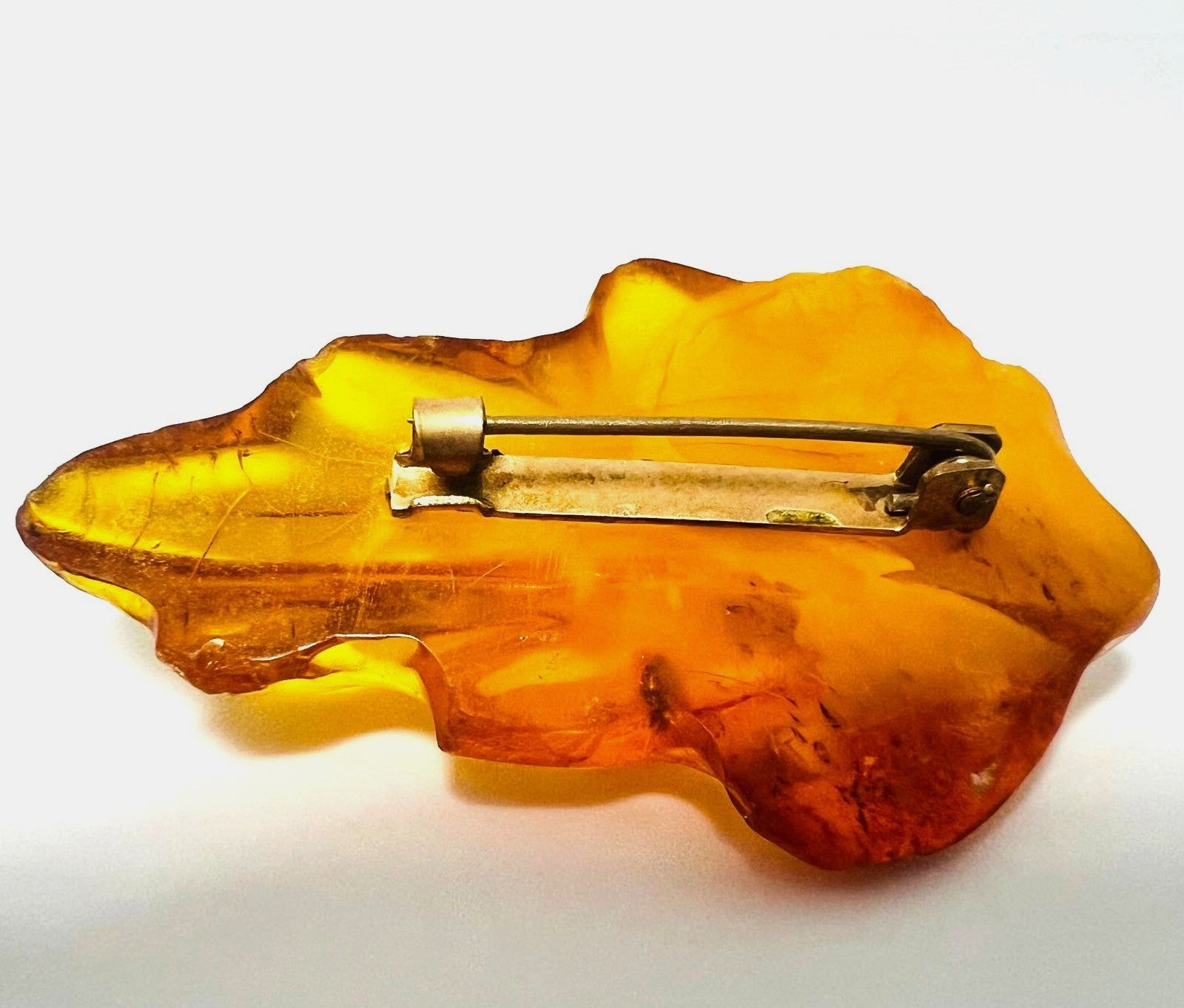 Art-Deco Bernstein Blatt-Brosche 