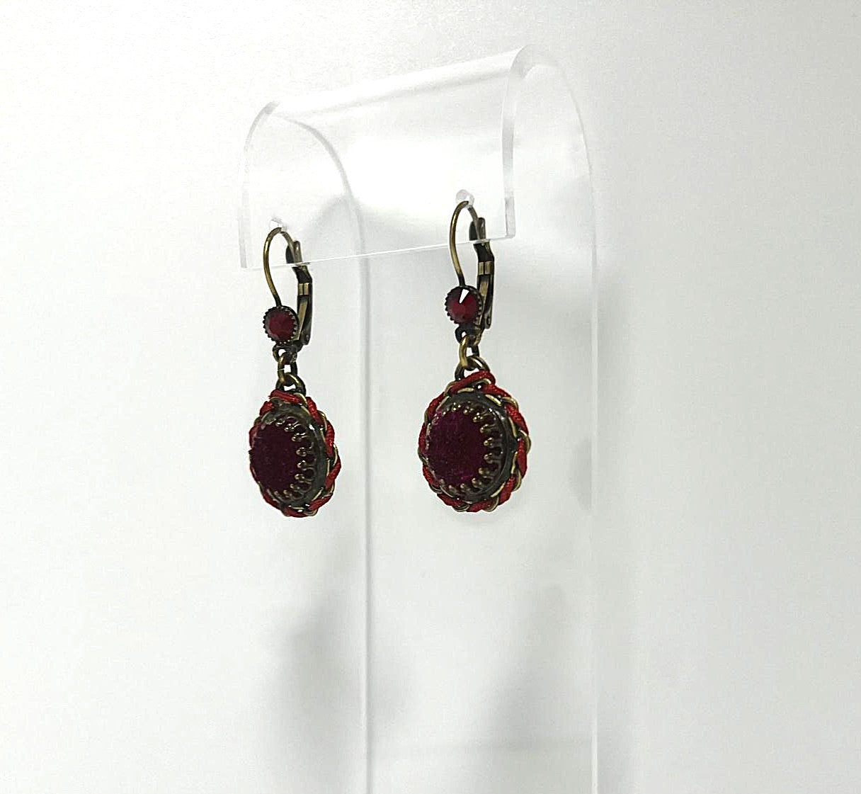 Handgearbeitete Kostüm-Ohrhänger