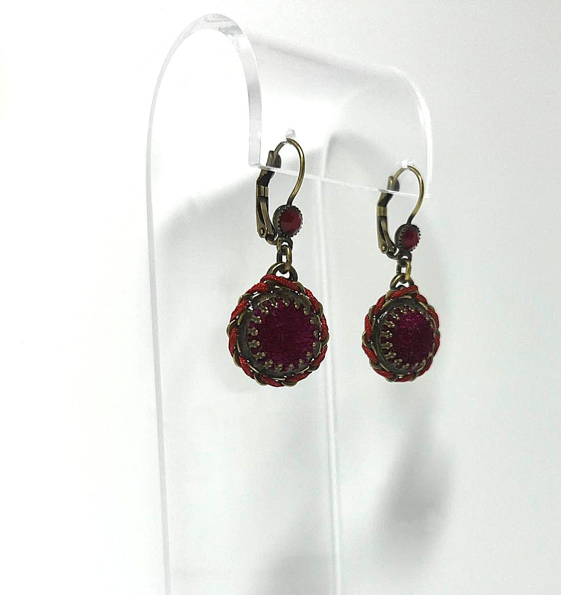 Handgearbeitete Kostüm-Ohrhänger