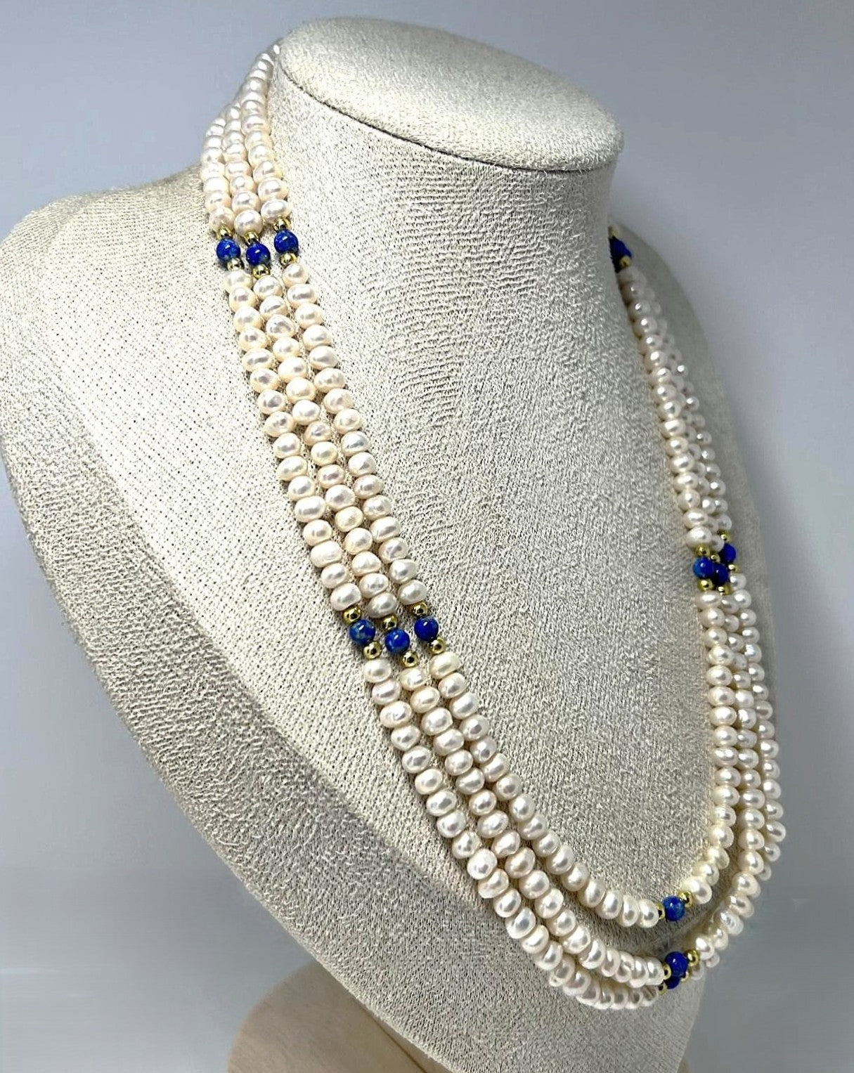 Süßwasser-Perlen-Collier mit Lapislazuli