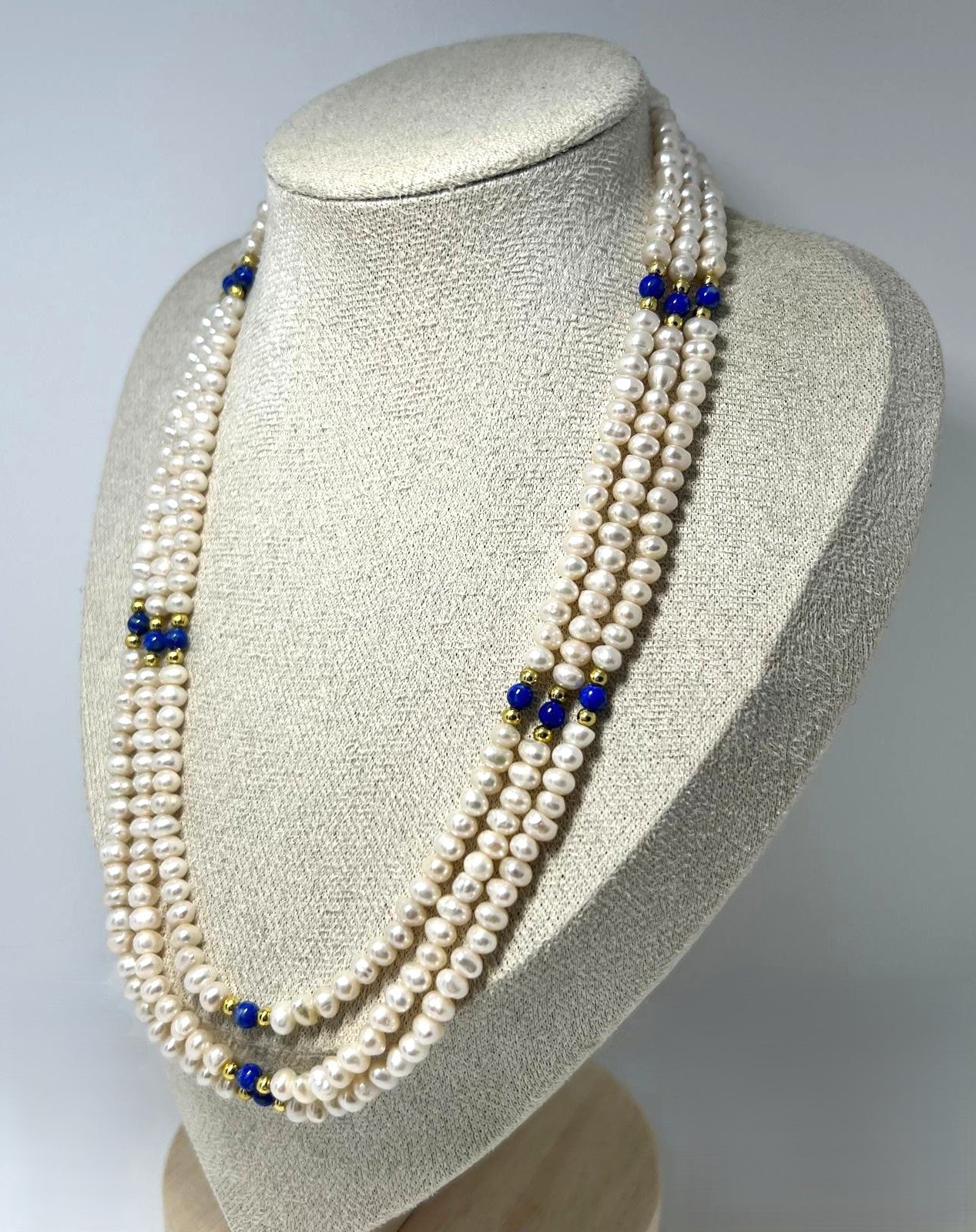 Süßwasser-Perlen-Collier mit Lapislazuli