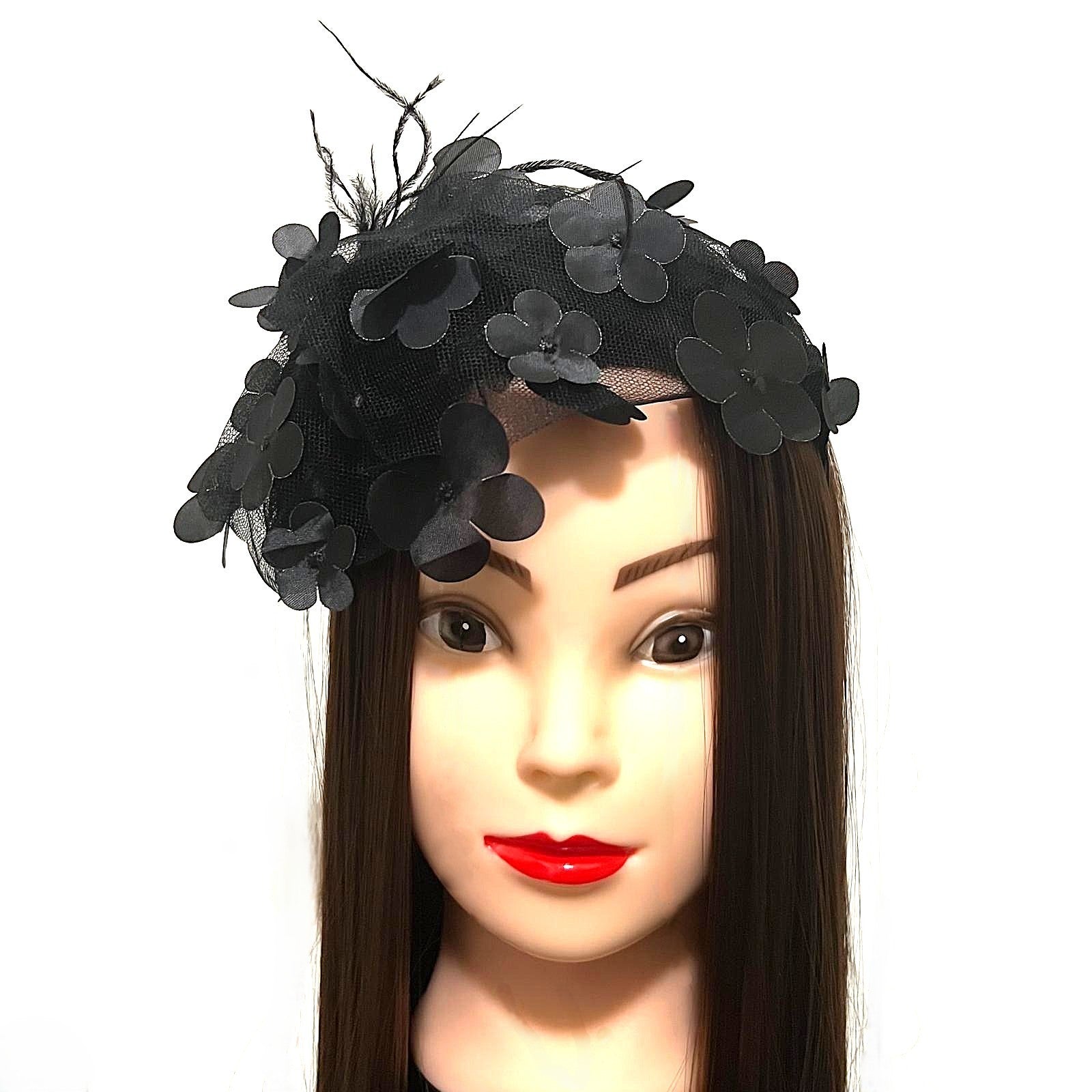Schwarzer Fascinator mit 3D-Blüten