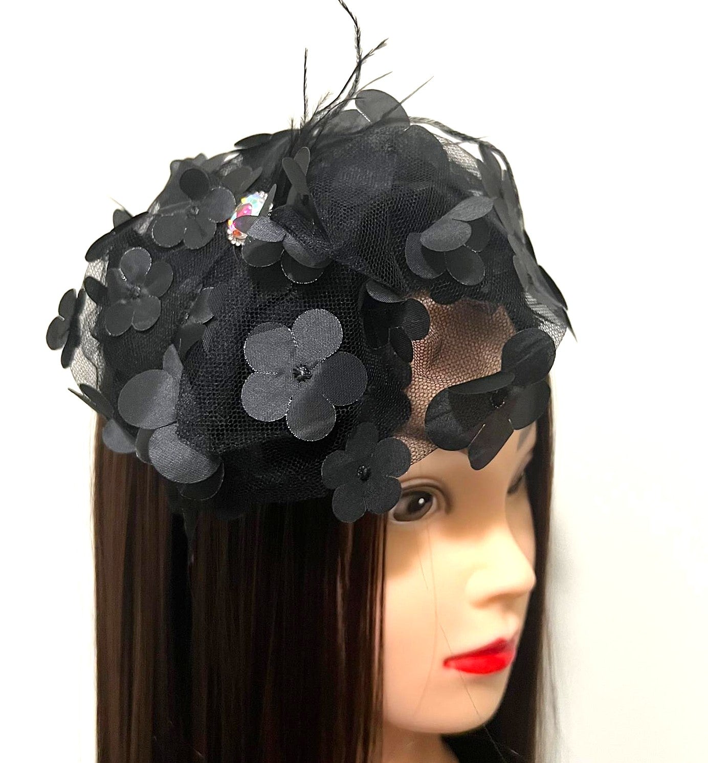 Schwarzer Fascinator mit 3D-Blüten