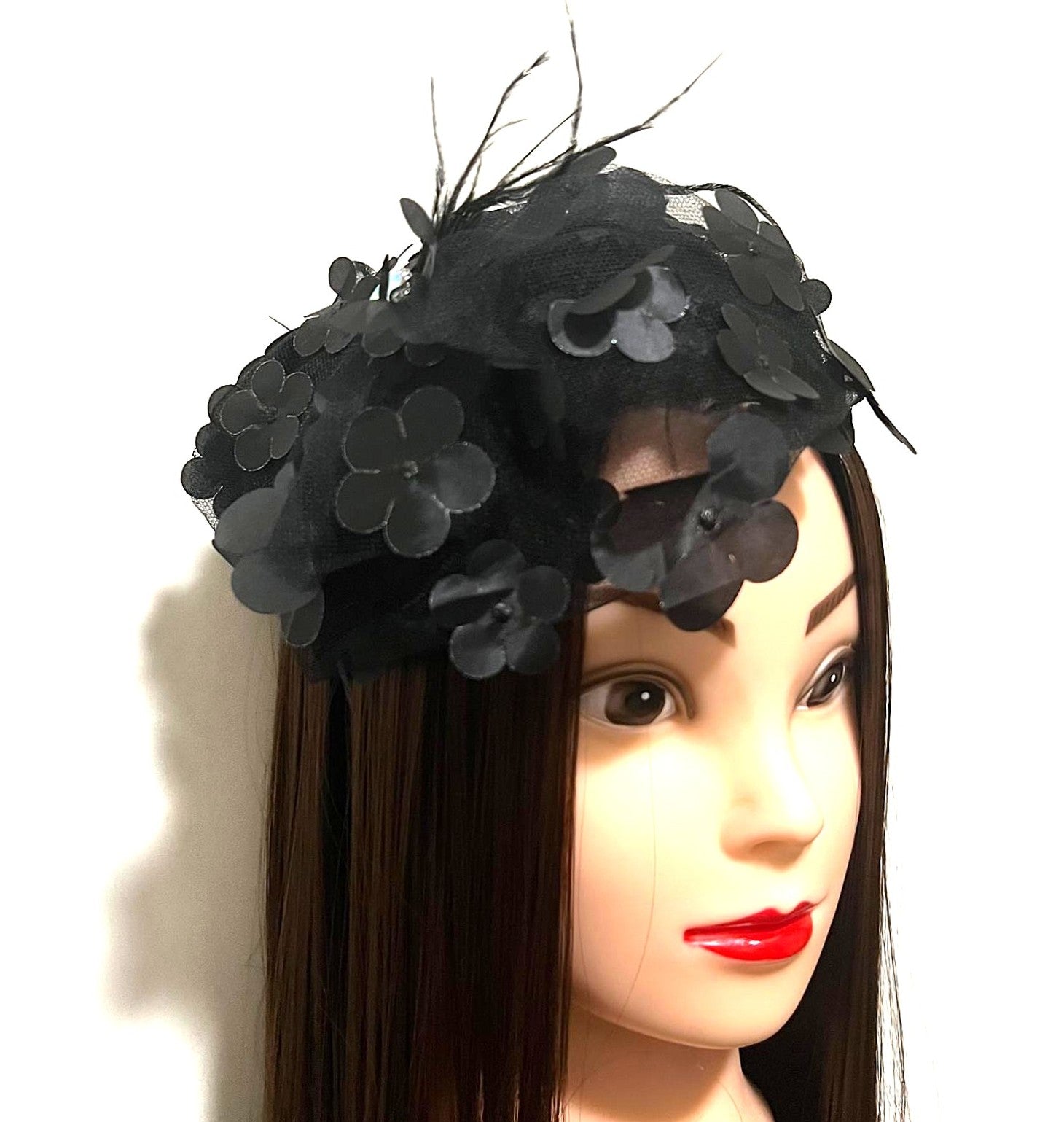 Schwarzer Fascinator mit 3D-Blüten