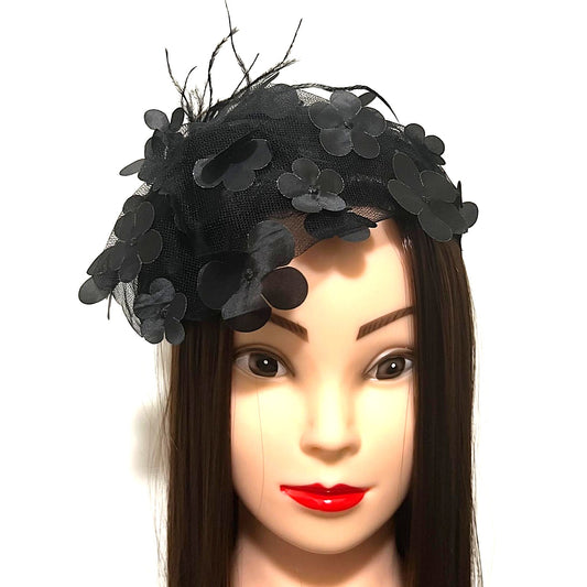 Schwarzer Fascinator mit 3D-Blüten