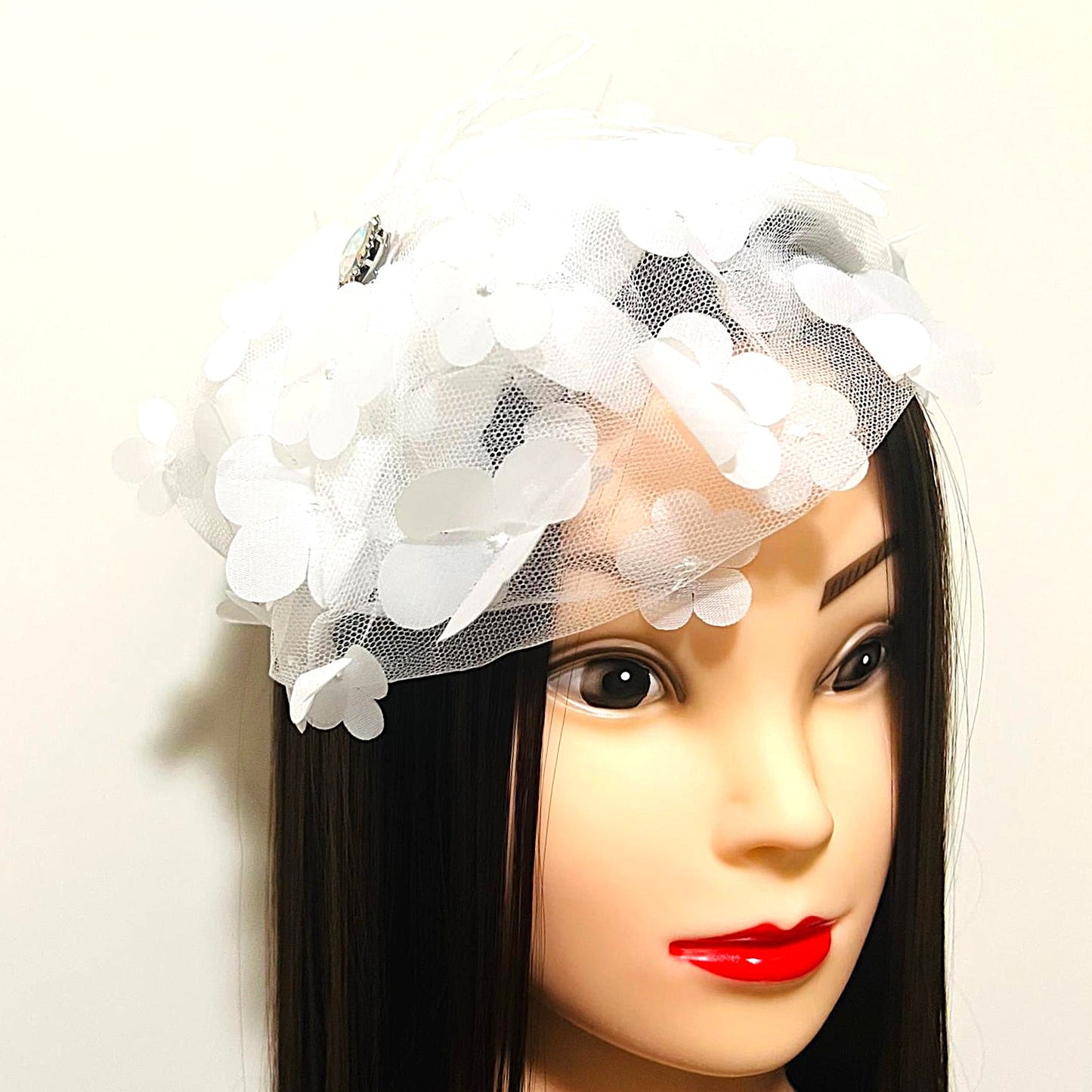 Weißer Fascinator mit 3D-Blüten