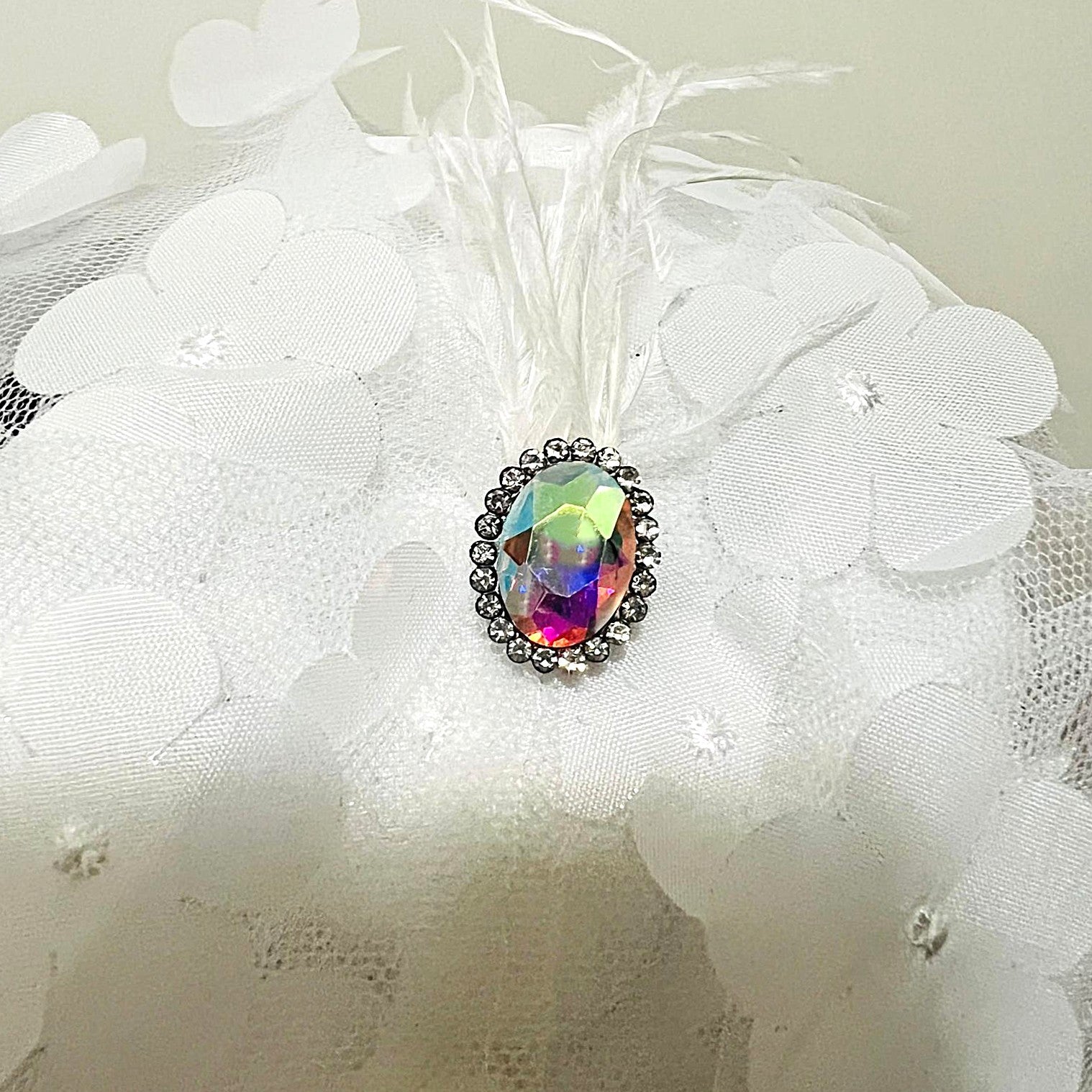 Weißer Fascinator mit 3D-Blüten