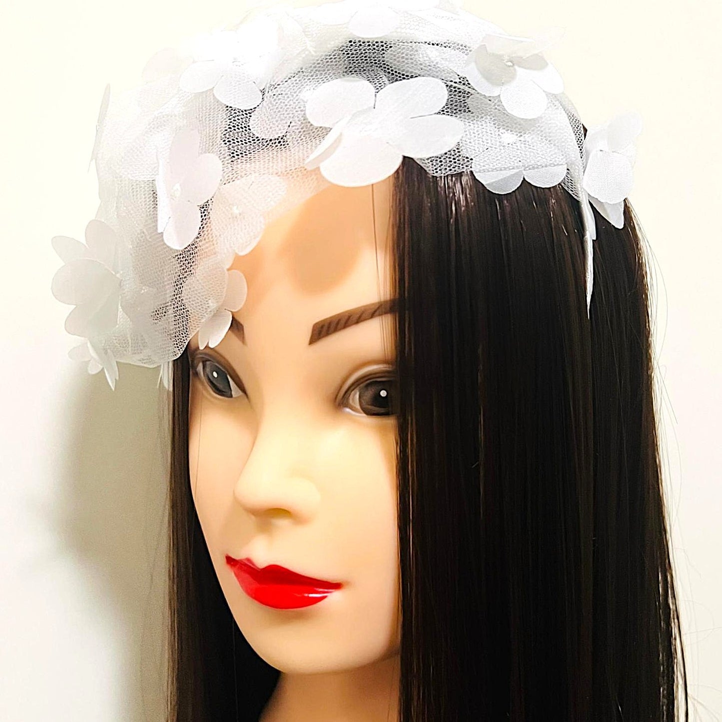 Weißer Fascinator mit 3D-Blüten