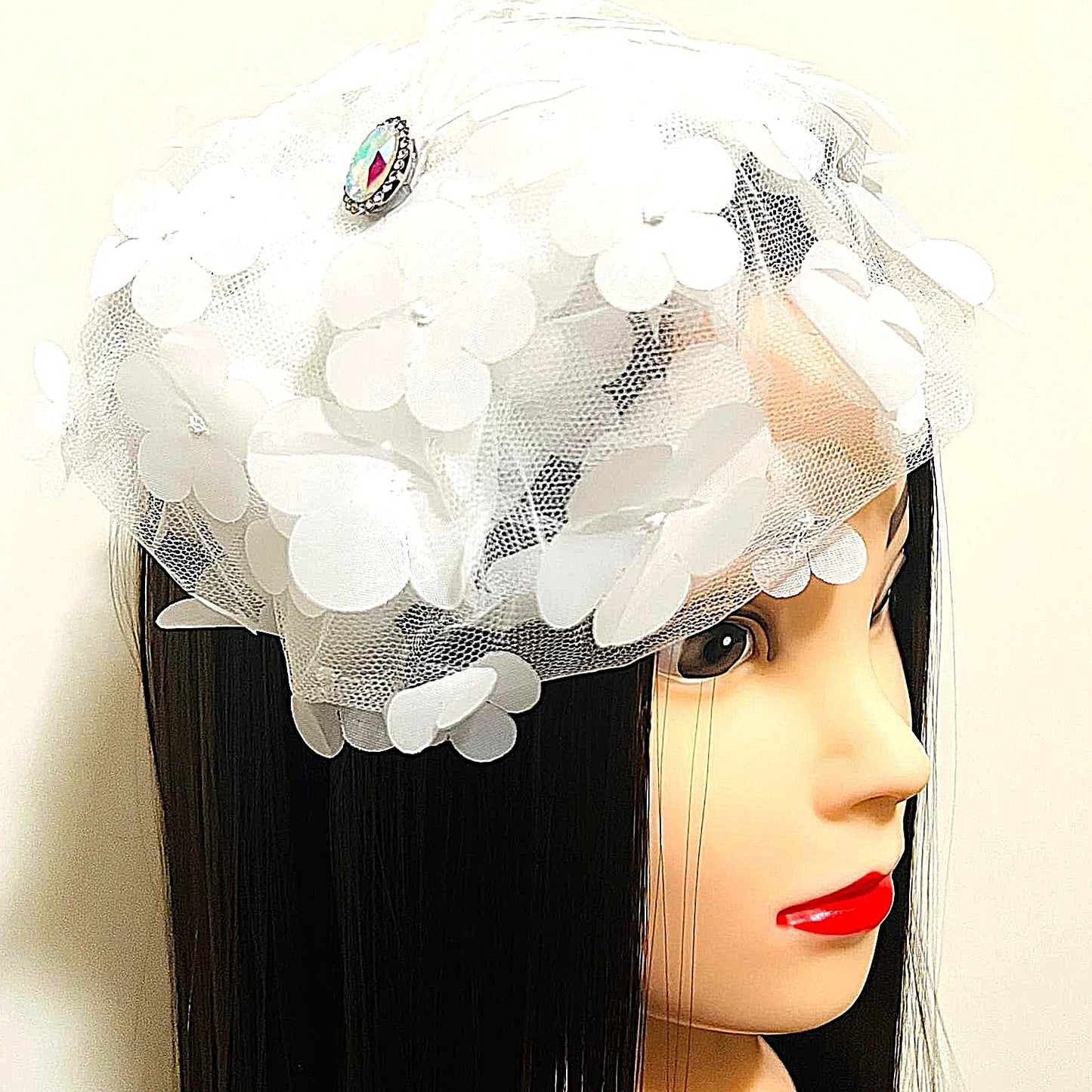 Weißer Fascinator mit 3D-Blüten