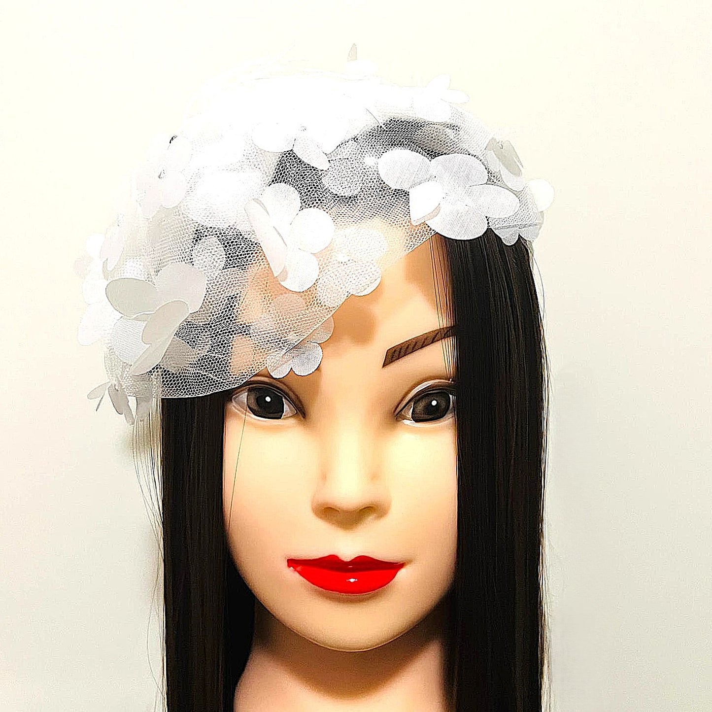 Weißer Fascinator mit 3D-Blüten