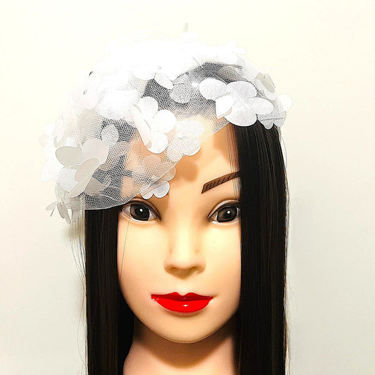 Weißer Fascinator mit 3D-Blüten