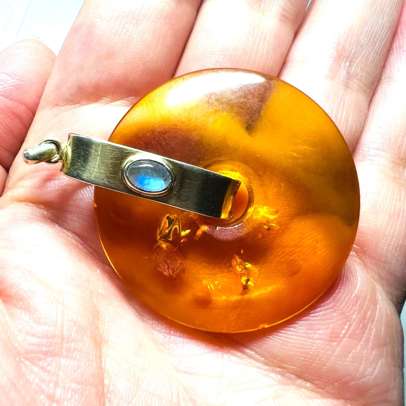 Bernstein Anhänger rund mit Mondstein