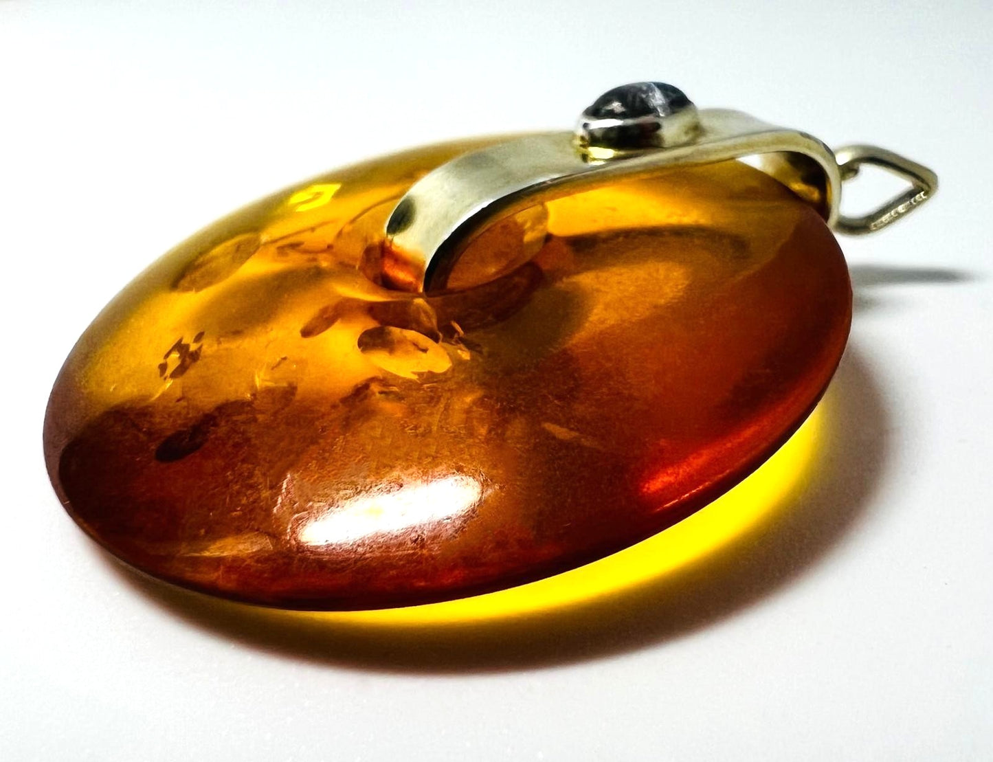 Bernstein Anhänger rund mit Mondstein