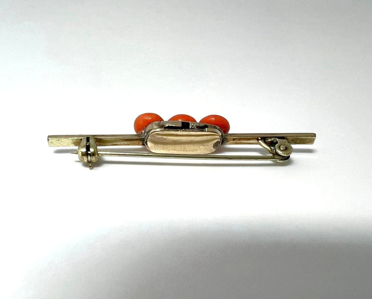 Art-Déco Korallenbrosche vergoldet