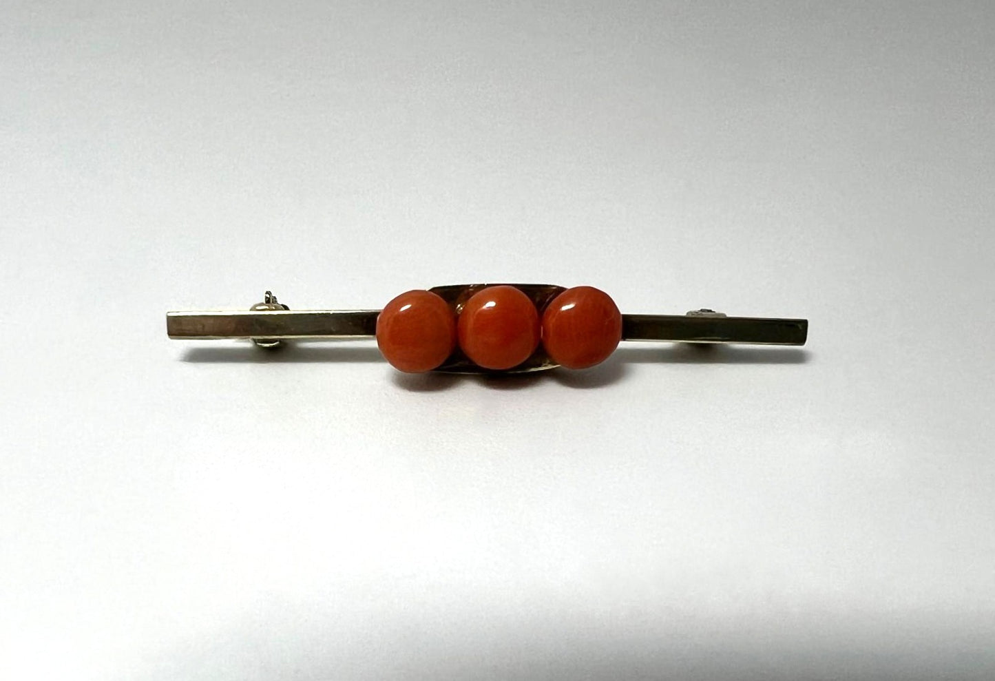 Art-Déco Korallenbrosche vergoldet