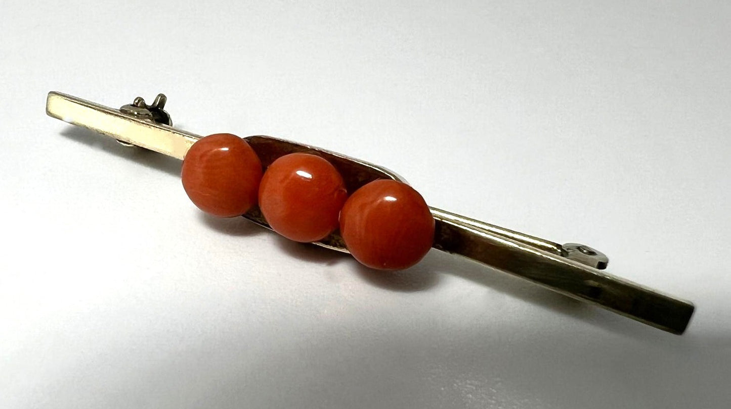 Art-Déco Korallenbrosche vergoldet