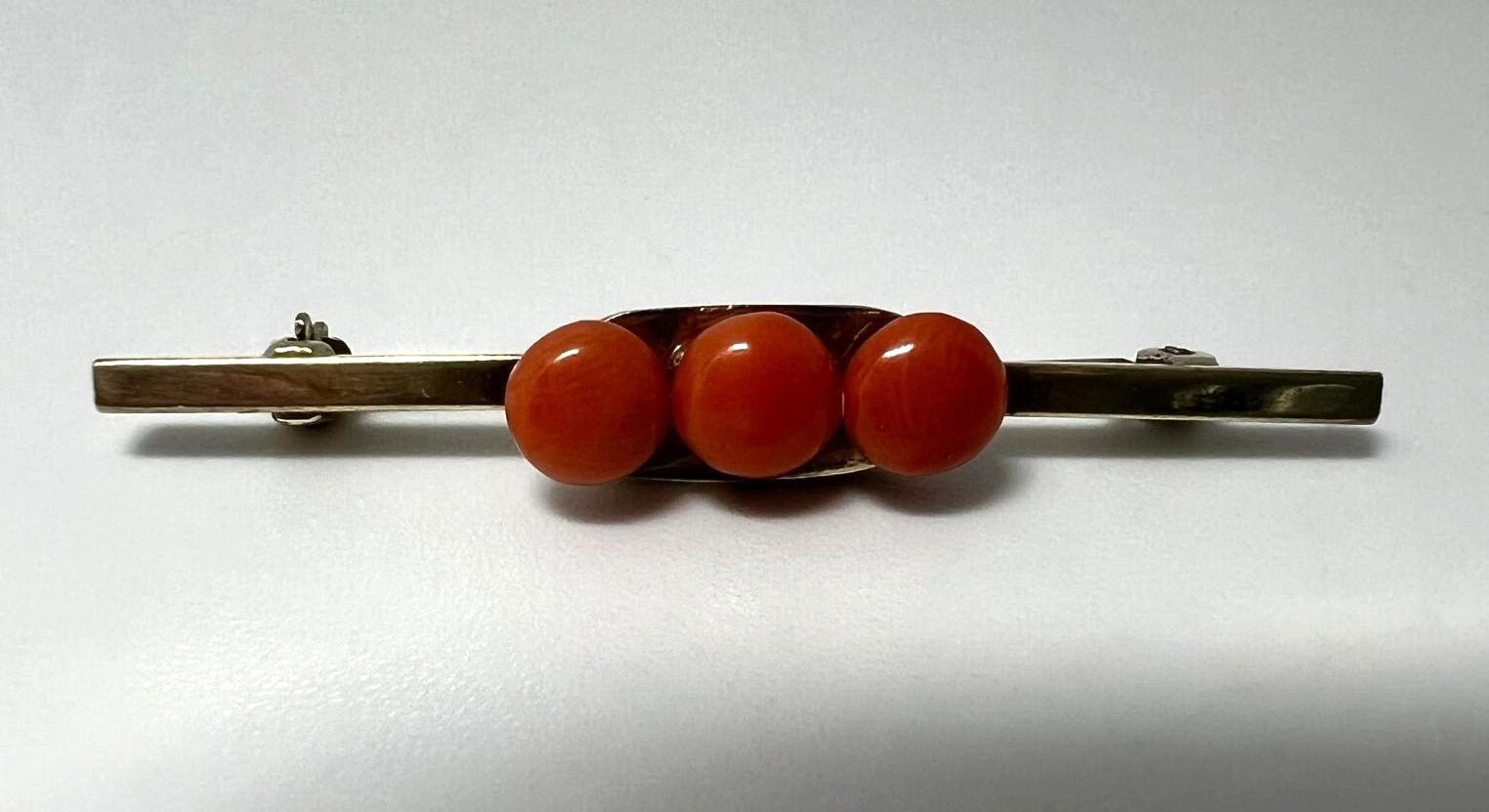 Art-Déco Korallenbrosche vergoldet