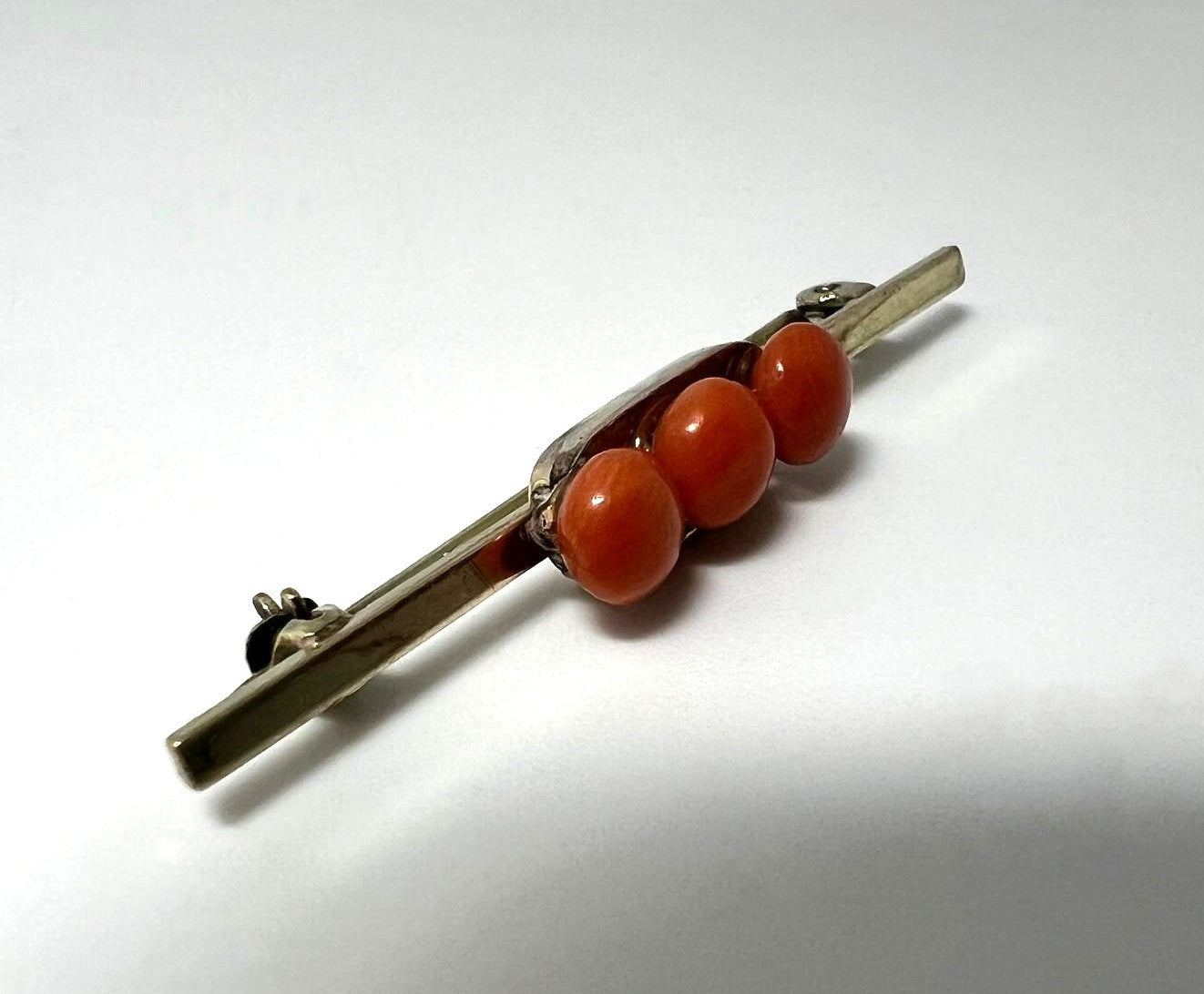 Art-Déco Korallenbrosche vergoldet