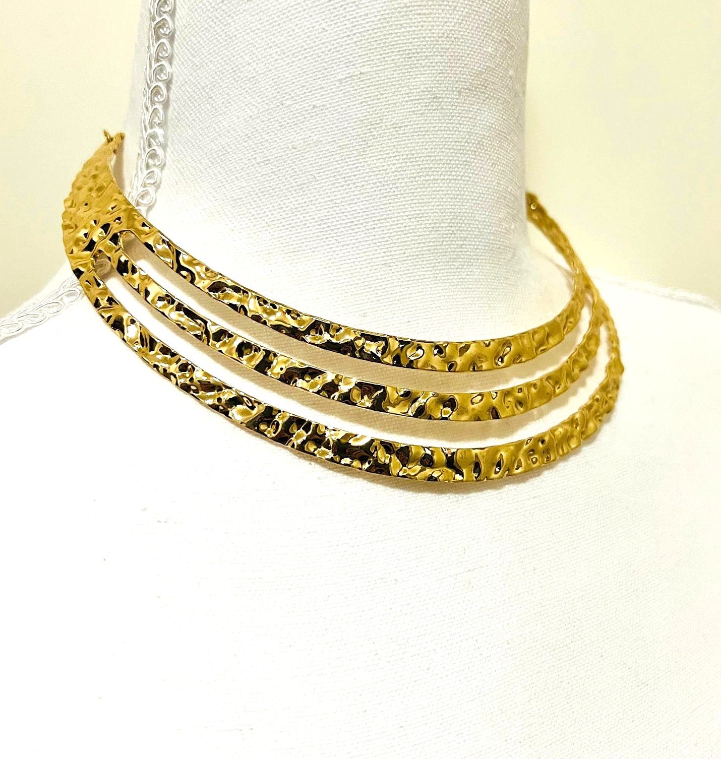 Goldfarbener Statement Halsreif 