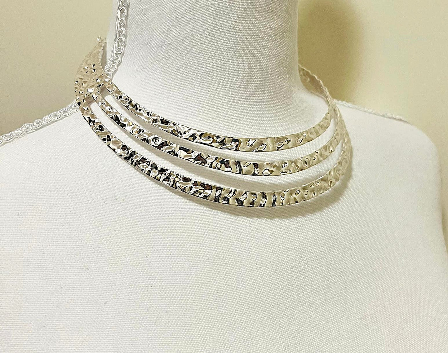 Silberfarbener Statement Halsreif