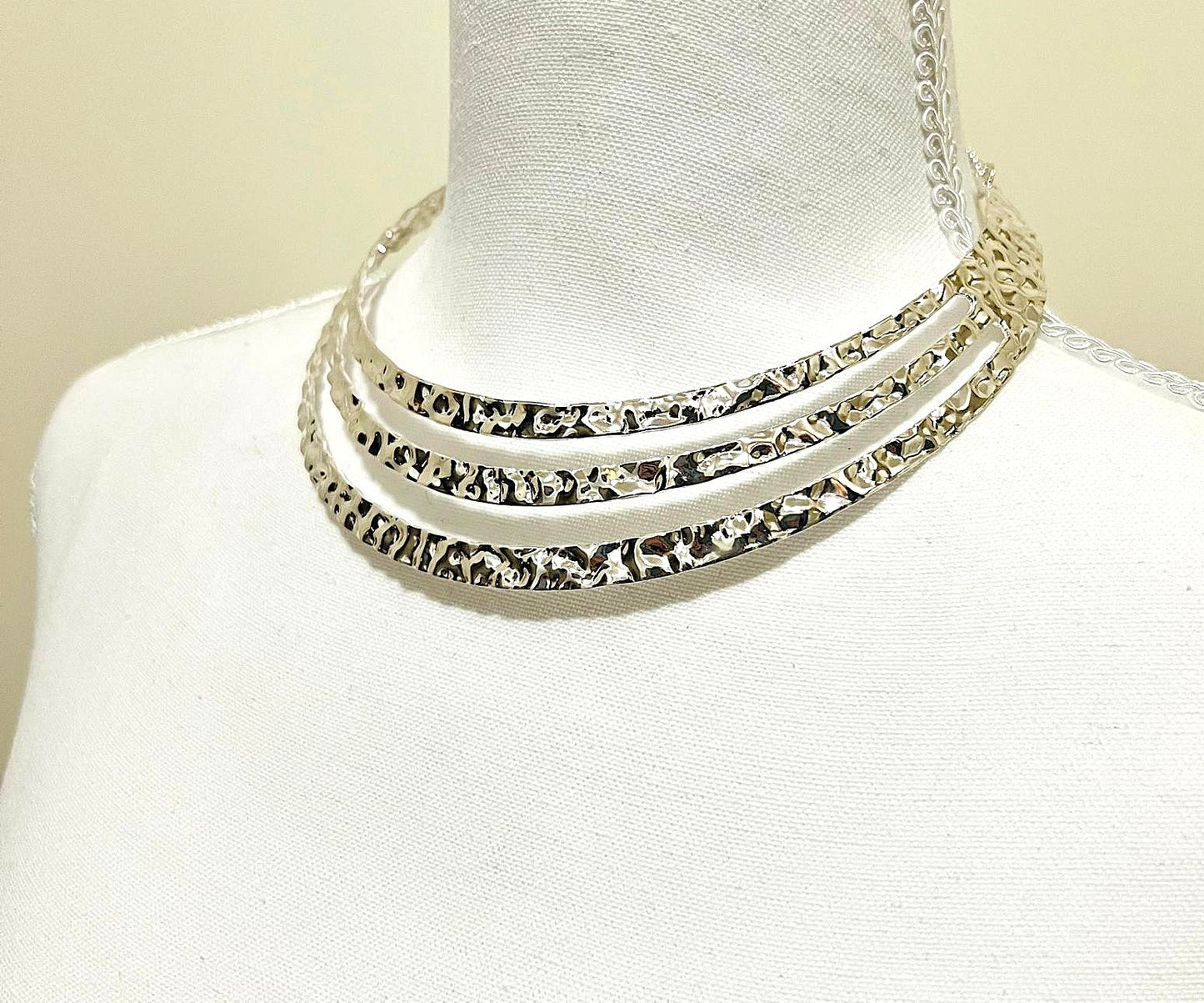 Silberfarbener Statement Halsreif