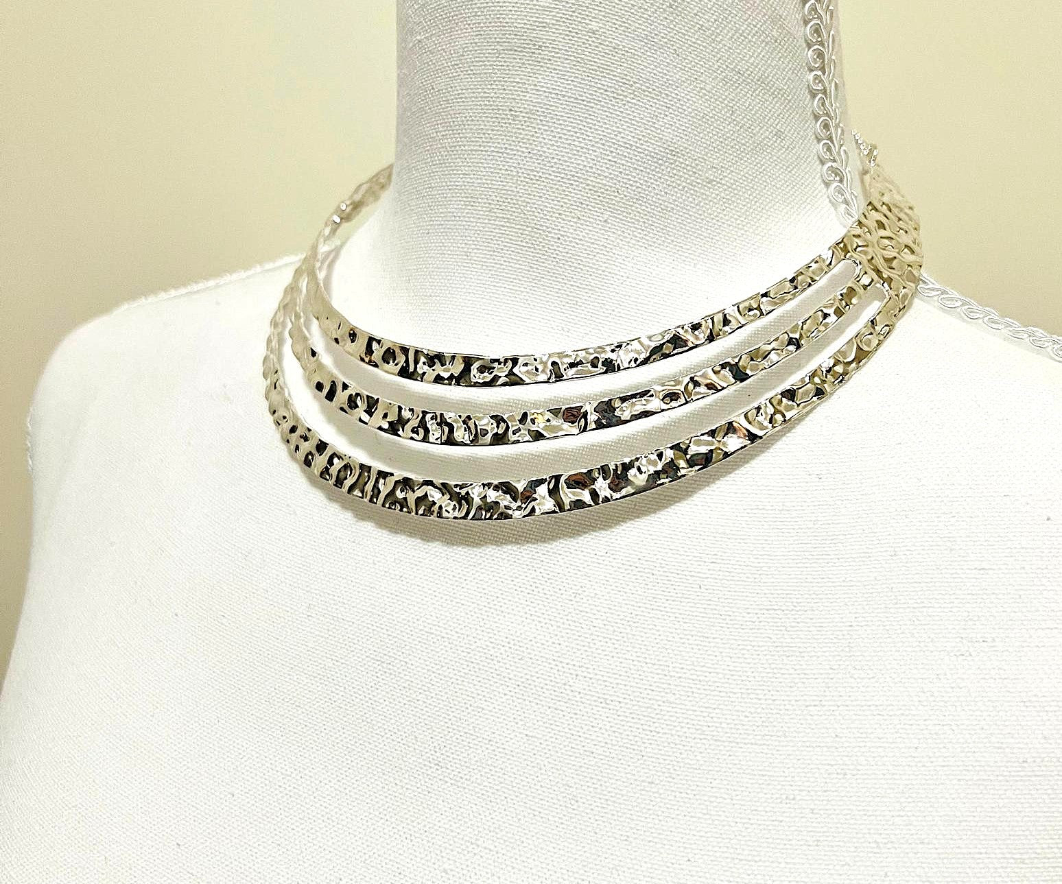 Silberfarbener Statement Halsreif