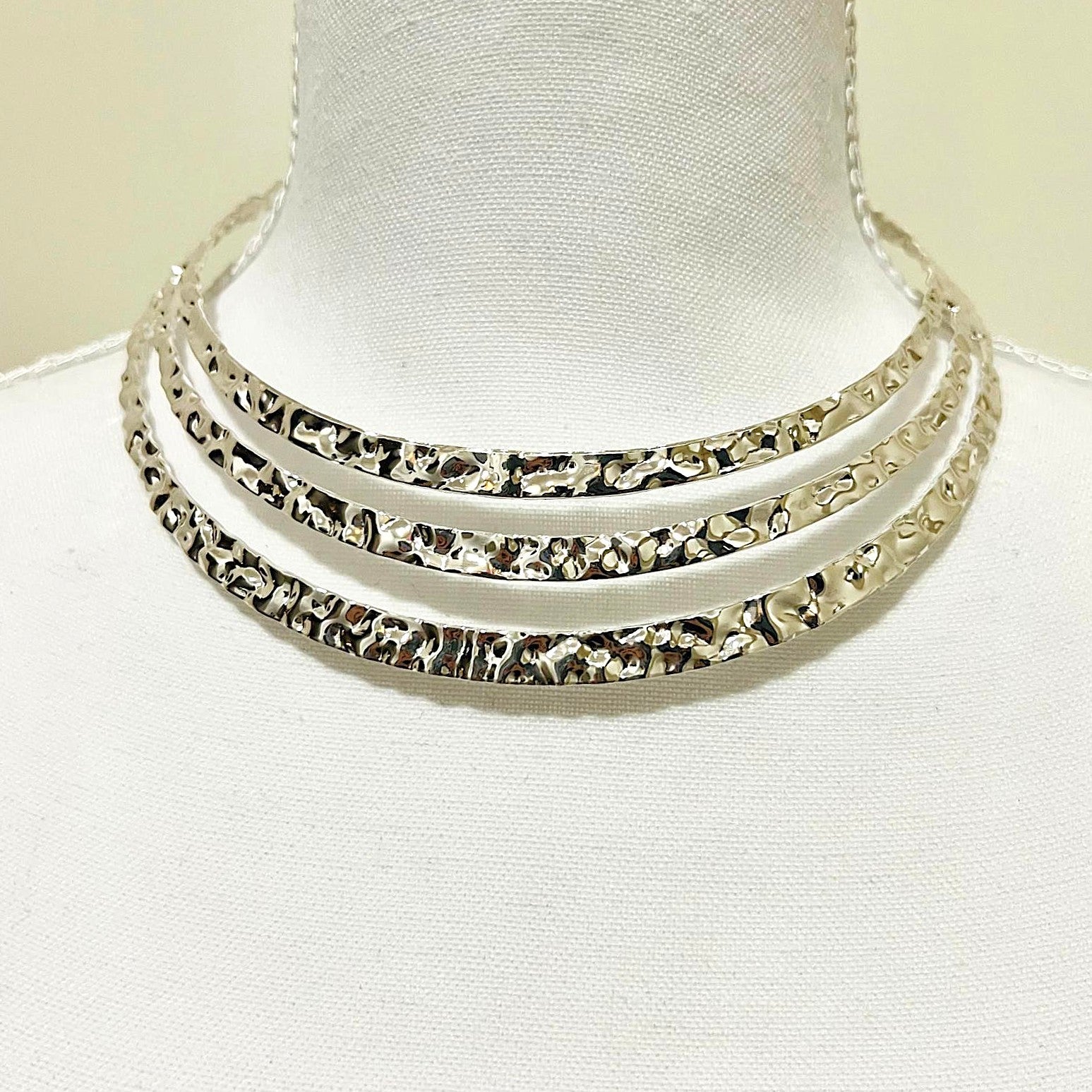 Silberfarbener Statement Halsreif