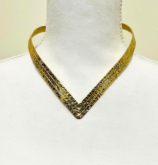 Goldfarbener V Halsreif