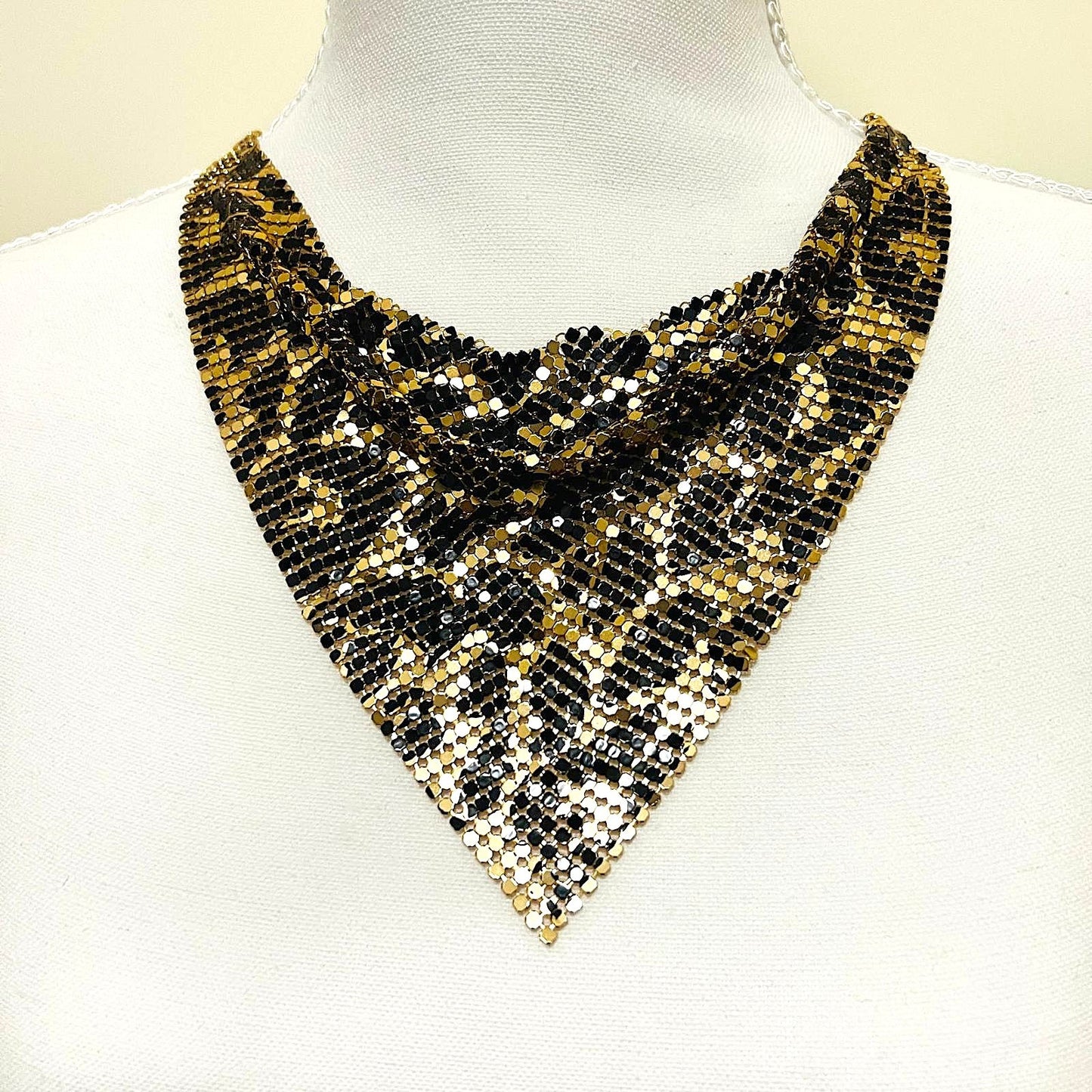 Gold Leo Mesh Collier