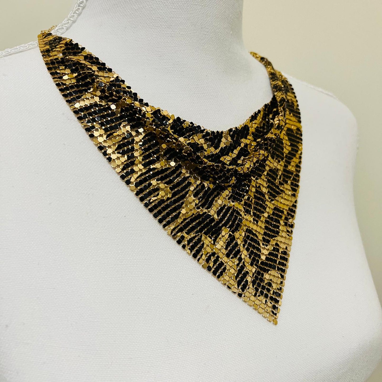 Gold Leo Mesh Collier