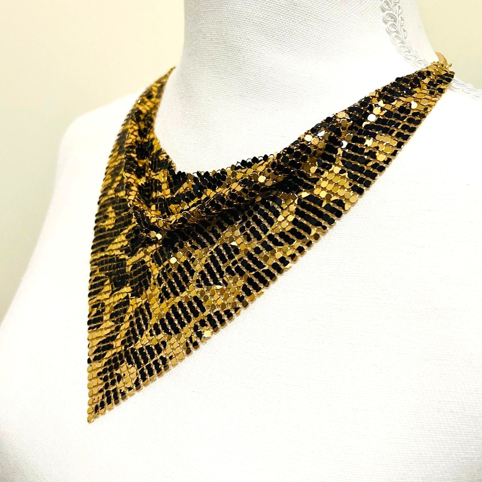 Gold Leo Mesh Collier