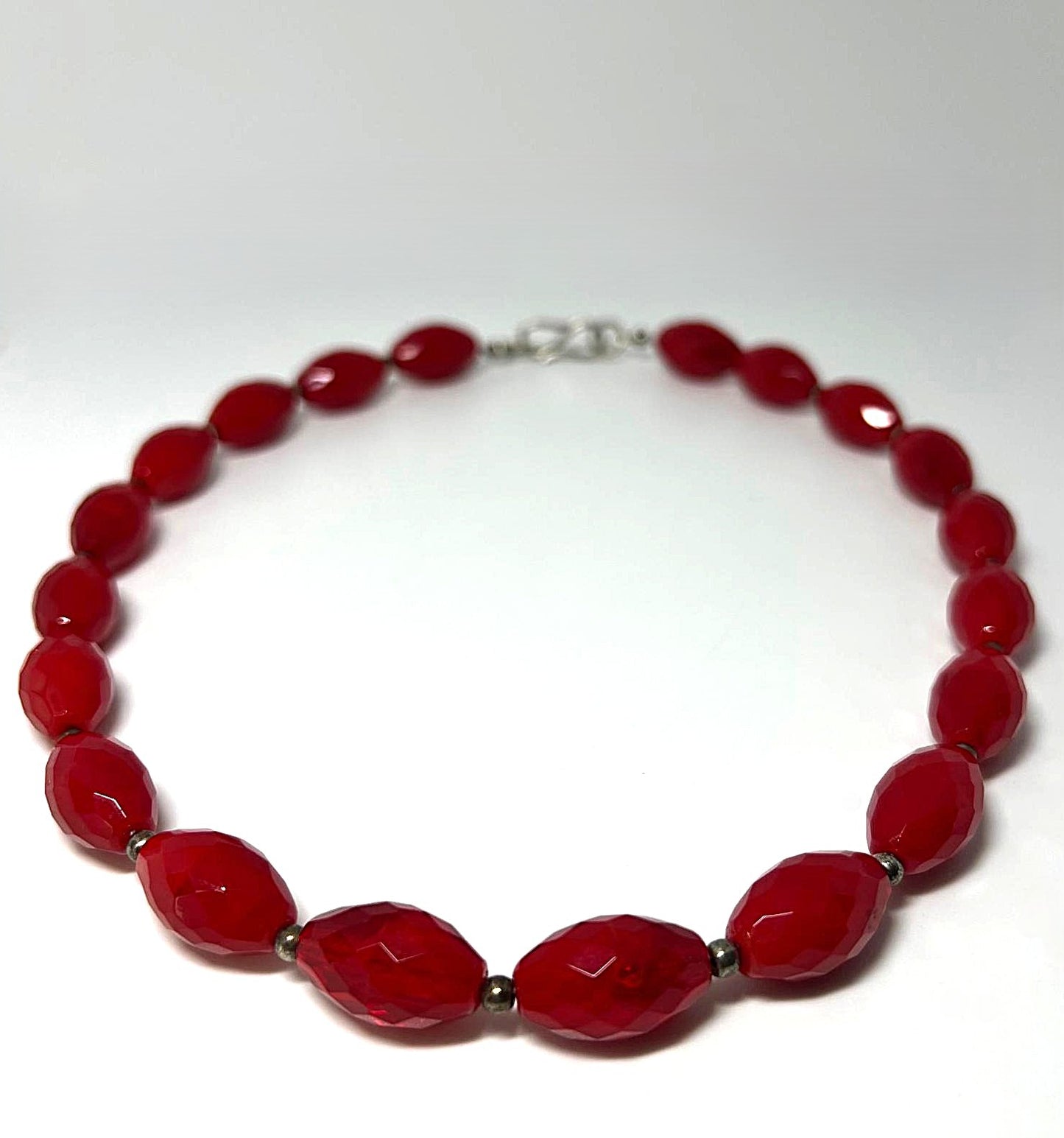 Kette aus facettiertem rotem Art-Glas im Murano-Stil