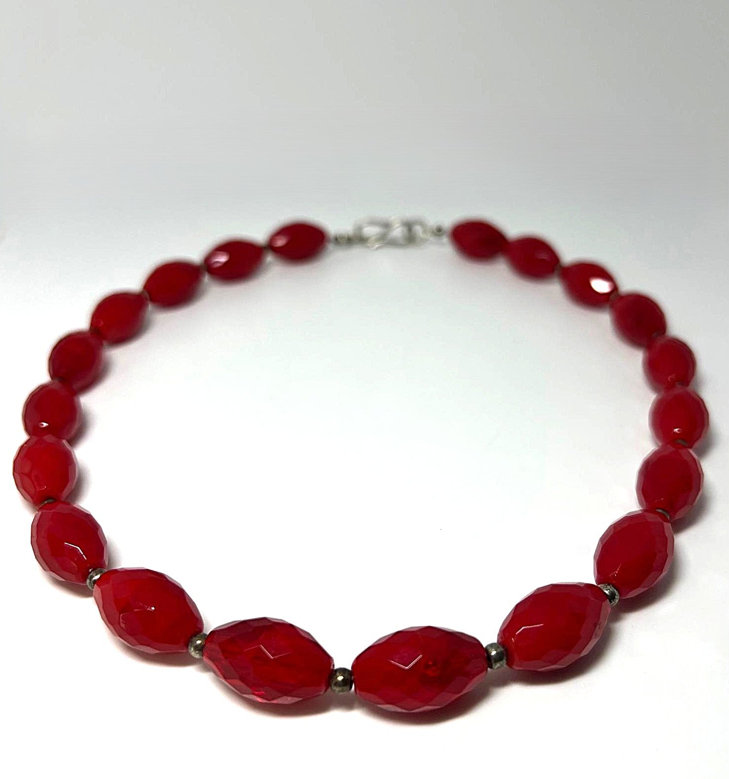 Kette aus facettiertem rotem Art-Glas im Murano-Stil