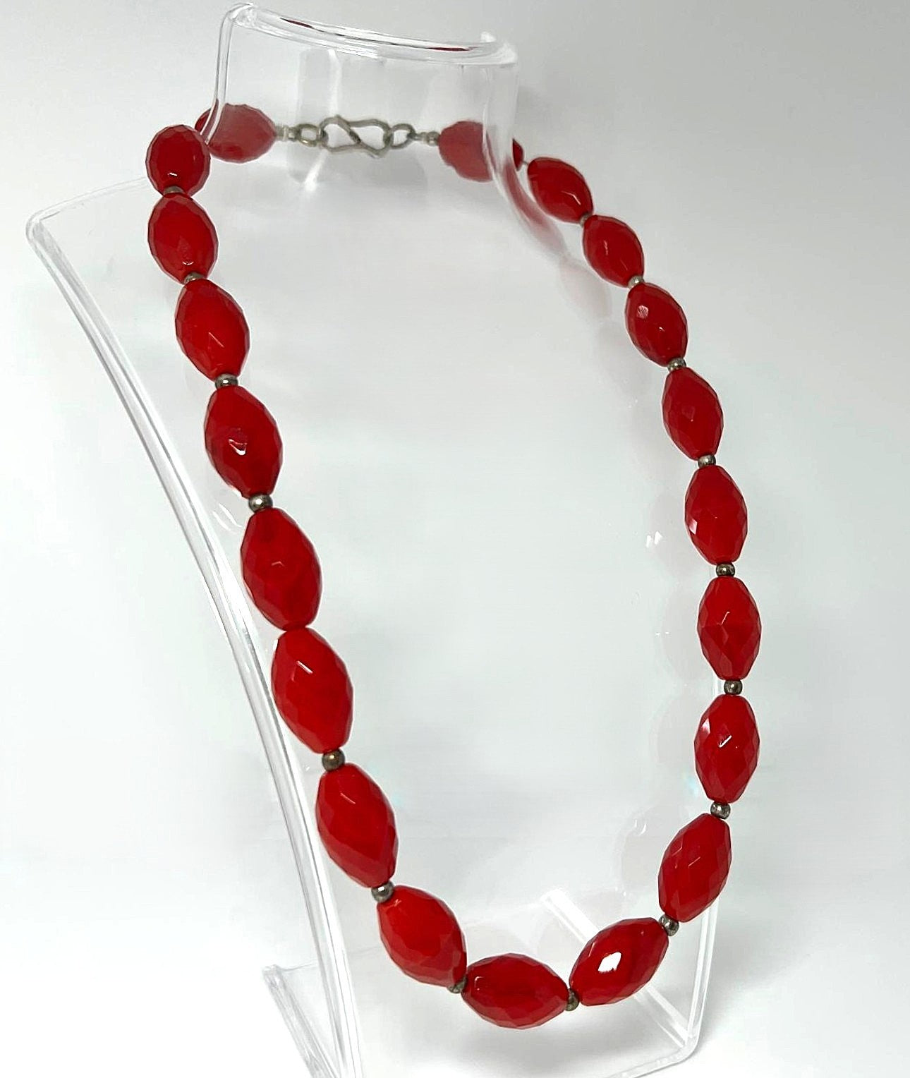 Kette aus facettiertem rotem Art-Glas im Murano-Stil