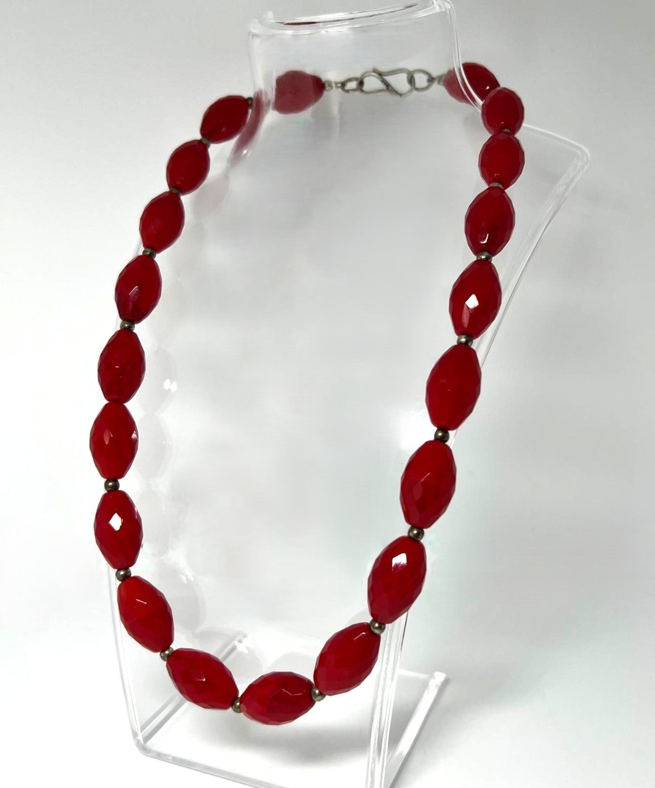 Kette aus facettiertem rotem Art-Glas im Murano-Stil