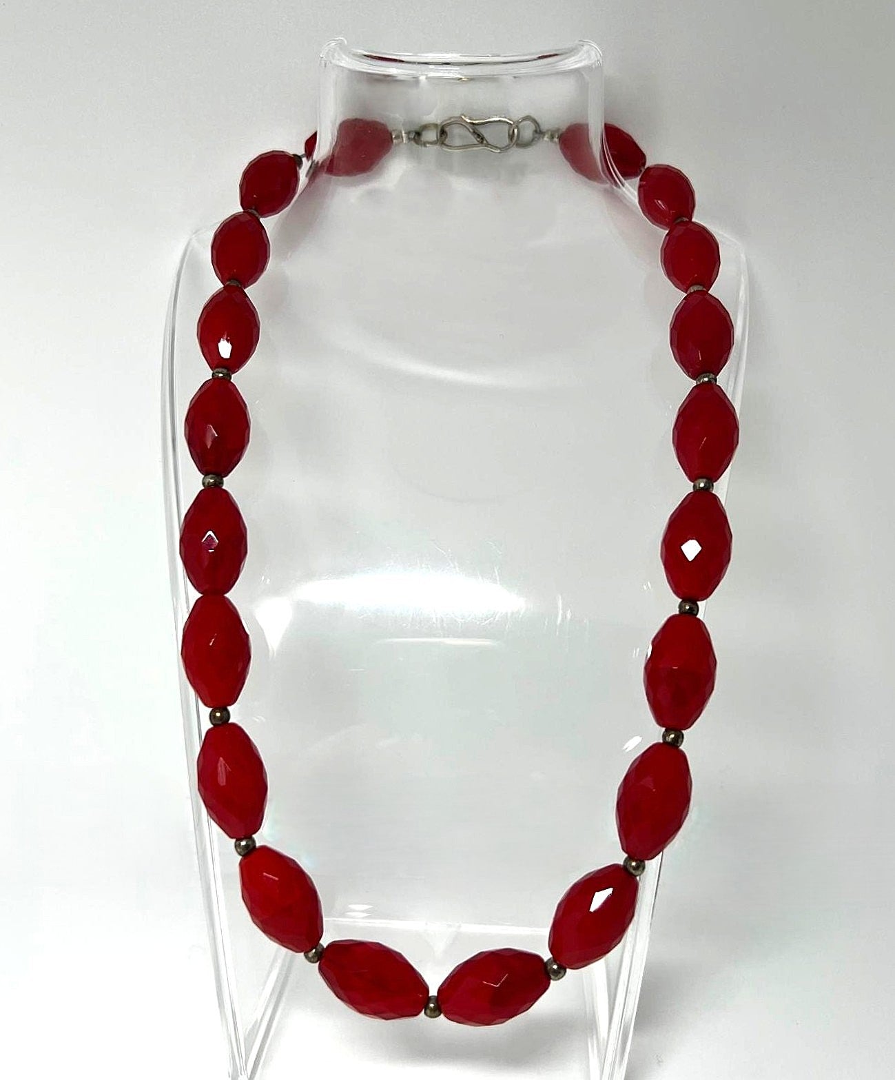 Kette aus facettiertem rotem Art-Glas im Murano-Stil