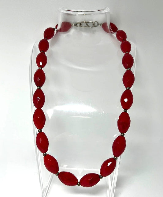 Kette aus facettiertem rotem Art-Glas im Murano-Stil